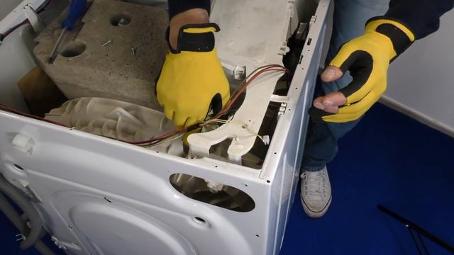 Lavatrice Hotpoint Ariston Indesit errore H20 - Sostituzione elettrovalvola смотреть онлайн