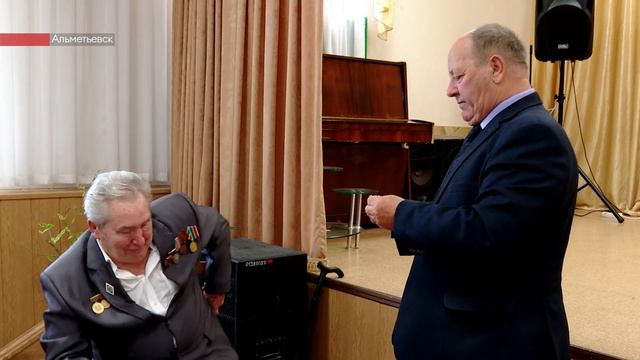 Заслуженный альметьевский учитель Габдельвахит Гизатуллин отметил 85-летие смотреть онлайн