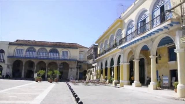 Plaza Vieja in Havana in Cuba смотреть онлайн