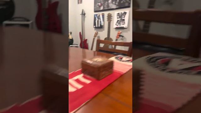 Unboxing the Epiphone Les Paul Jerry Cantrell Wino ! смотреть онлайн