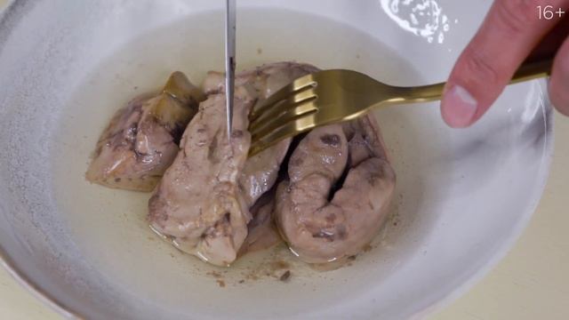 Перекус за 10 минут! Рецепт брускетт с печенью трески и грушей. Шеф жарит