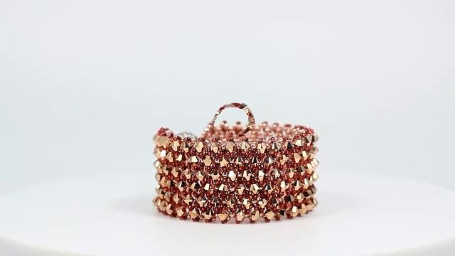 Браслет Rose Gold из биконусов Swarovski и японского бисера в технике плетения смотреть онлайн