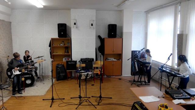 Школьный ВИА "Атомные дети 4" - Первый раз вместе смотреть онлайн