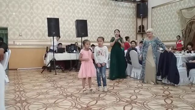 Айару мен Раяна өлең Гүлзаттың тойы 23.08.2018 смотреть онлайн