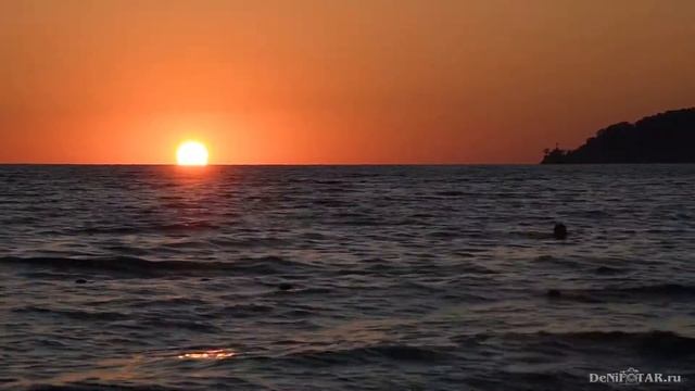 Плавание в Чёрном море на закате солнца под умиротворяющие мелодии фортепиано, полёт чаек. смотреть онлайн