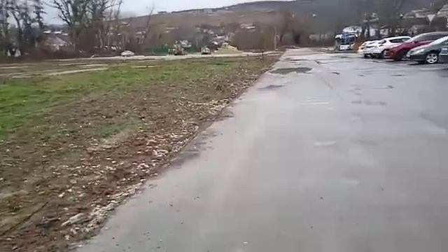 Парковка рядом с домом Мирная 11 корпус 3 в ЖК Холидей Хаус Сукко залита смотреть онлайн