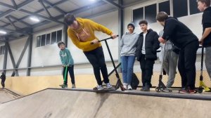 трюки в скейт парке/ трюки на самокате