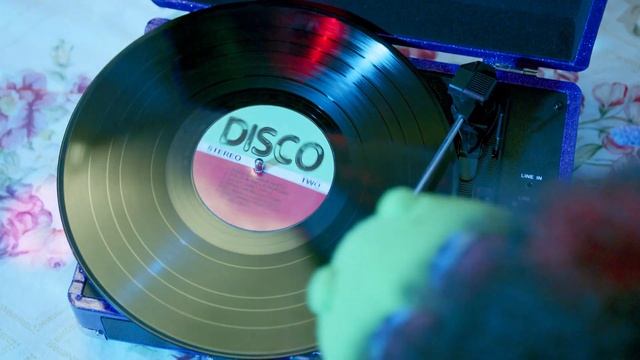 Disco Dancing Dinosaur Party | Shake Your Tail Feather with Helen's Dino-Tastic Disco Hit! смотреть онлайн