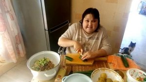 делаем окрошку с колбасой и килькой в томате на квасе