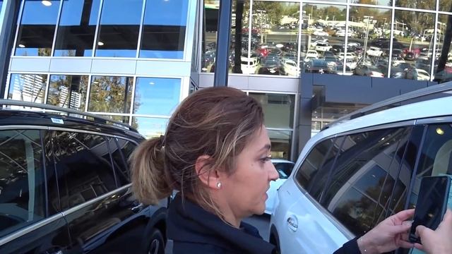 Мерседес, мне холодно. Заехали в дилершип прикрутить отвалившийся номерной знак