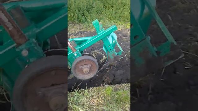 испытание двух корпусного плуга с отрезным диском. смотреть онлайн