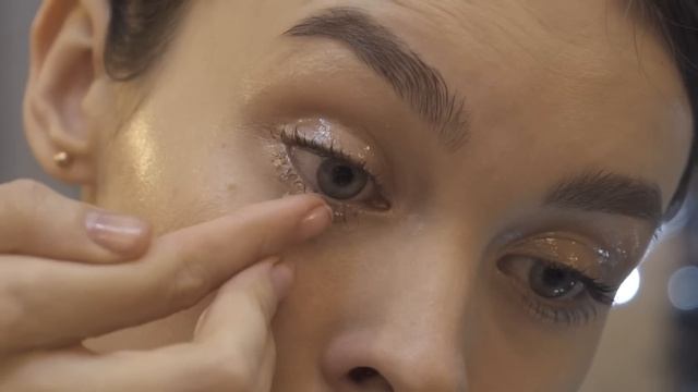 НОВОГОДНИЙ МАКИЯЖ ❆ глянцевые глаза, блестки, глиттер смотреть онлайн