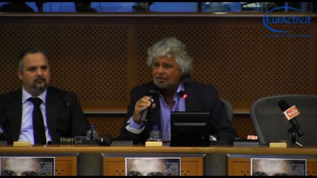 Beppe Grillo presenta referendum noeuro al Parlamento europeo смотреть онлайн