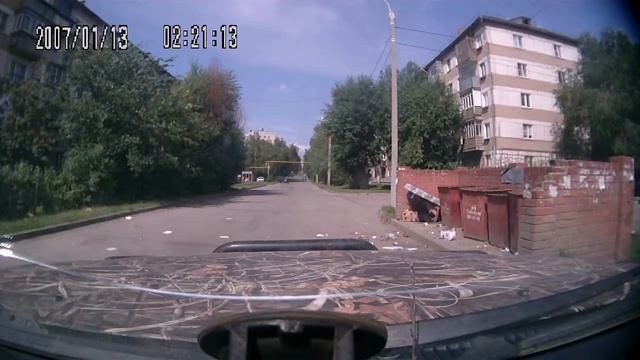 тяжеленный диван жестко накрывает бомжа , жесть смотреть до конца смотреть онлайн