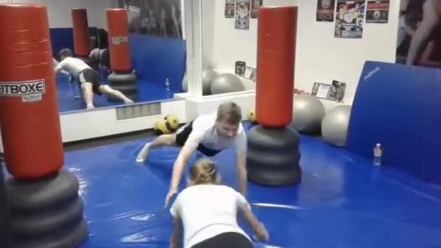 Фитнес, Тай-бо тренировка в зале борьбы(4) смотреть онлайн