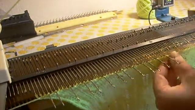 Детская шапочка простым ажуром на вязальной машине Нева-5 смотреть онлайн
