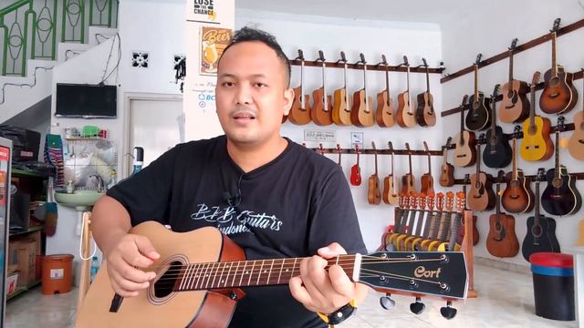 Coba nih Gitar Model Cort Mini OP Tapi Versi Merakyat смотреть онлайн