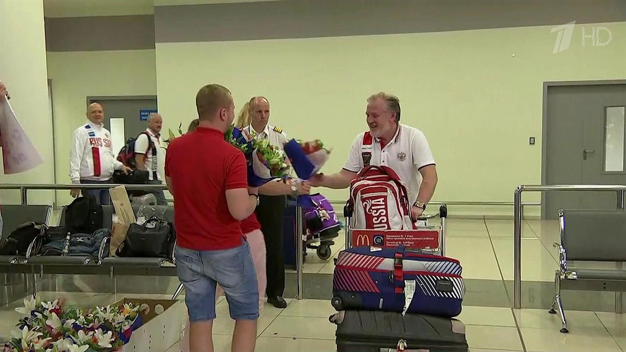 В Москве встретили триумфаторов чемпионата Европы - российских пловцов смотреть онлайн