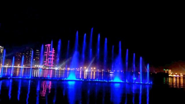 Что посмотреть в Эмиратах. Этот Танцующий фонтан в Шардже длиной 200м! ОАЭ. смотреть онлайн