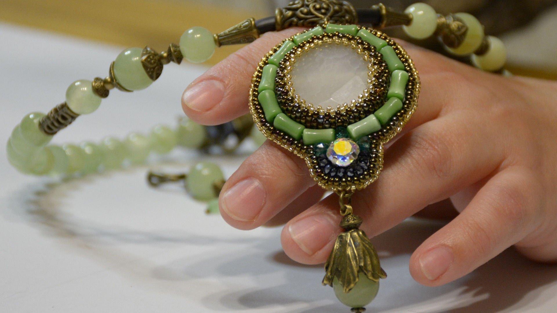 Новые украшения из старых бус. смотреть онлайн