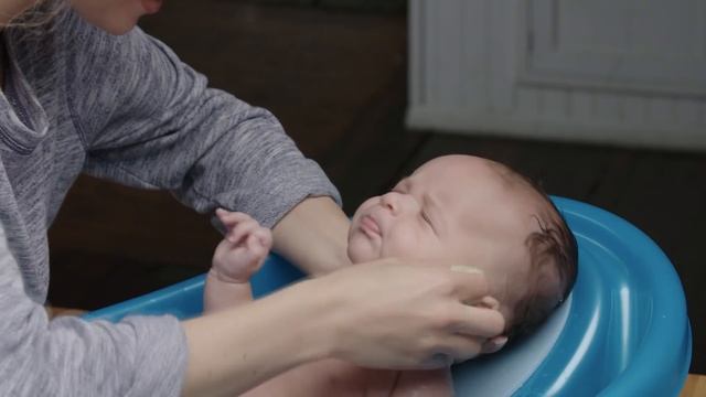 How to Wash Baby’s Face & Neck | JOHNSON’S® смотреть онлайн