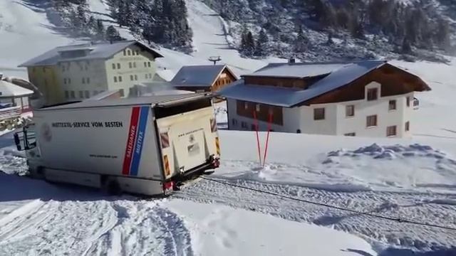 Грузовик застрял  в горах Австрии