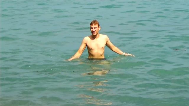 Парню с Урала пофиг на потоп / Жизнь в Ялте смотреть онлайн