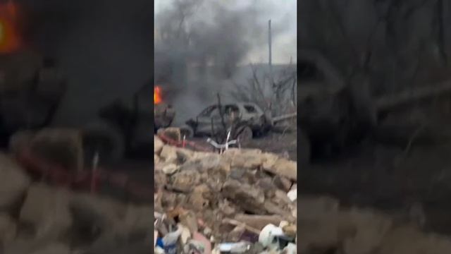 Уничтоженный украинский БТР-80 и две единицы автотранспорта для перевозки личного состава. смотреть онлайн