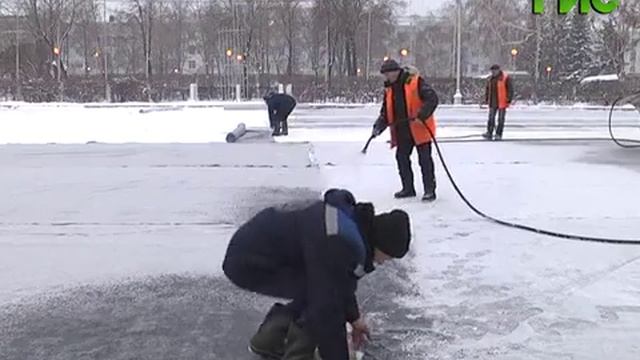 На площади Куйбышева заливают главный городской каток смотреть онлайн