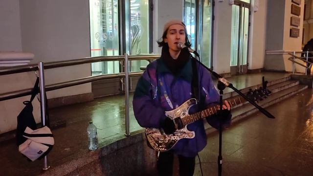 На Малой Морской улице в Санкт-Петербурге выступает уличный музыкант Вадим из Владивостока... смотреть онлайн