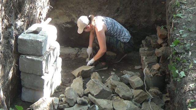 Землянка. Строительство бункера в лесу из камня / Construction of a bunker in a forest made of ston смотреть онлайн