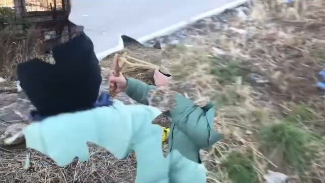 Яйцо против рогатки! Яйцебрызг! Челендж Розыгрыш с другом приколы во дворе смотреть онлайн