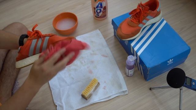 Чистим кроссовки. Моющее против Jason Markk. Стоит ли переплачивать? смотреть онлайн