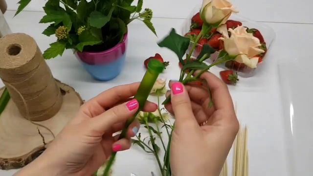 Как поставить цветы во фруктовый букет.