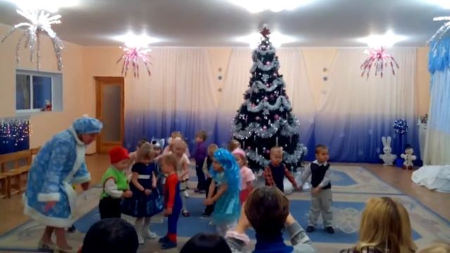 Кирилл с синдромом Дауна в обычном садике на утреннике. смотреть онлайн