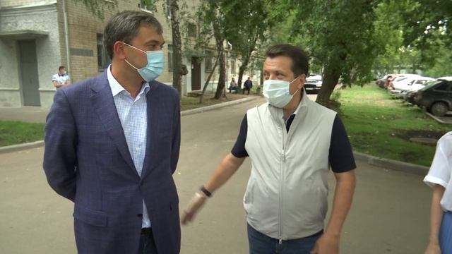 Ильсур Метшин осмотрел благоустроенный двор домов №№13, 15 и 17 по ул.Химиков