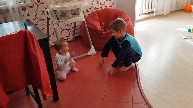 Учим стих #стих #помощник #дети#первыйканал #взглядснизу смотреть онлайн