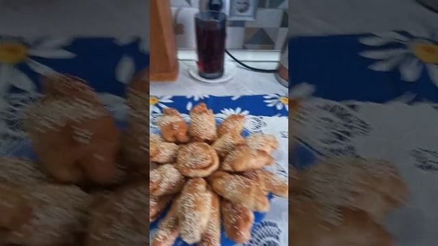 ? приготовила рогалики  кчаю , с яблочным повидлом и кунжутом сверху очень вкусно?
