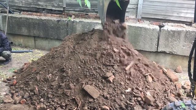 Копка траншеи под прокладку водопровода мини-экскаватором смотреть онлайн