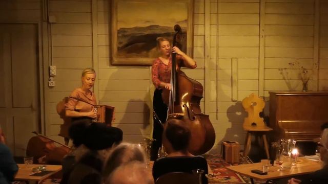 Eveylin & Kristina Brunner - live im Atelier Hinterrüti in Horgen смотреть онлайн