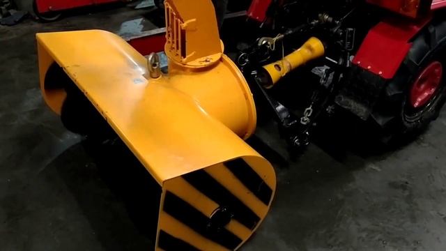 Трактор МТЗ Беларус 112Н-01.Представители МТЗ устанавливают снеготобрасыватель(показываютна МТЗ 132 смотреть онлайн