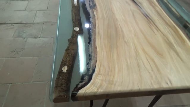 Эксклюзивный журнальный стол из слэба фруктового дерева смотреть онлайн