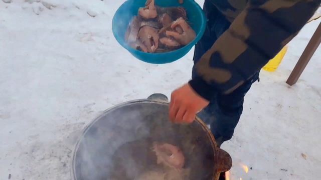 РЫБА ЩУКА в КАЗАНЕ на КОСТРЕ смотреть онлайн