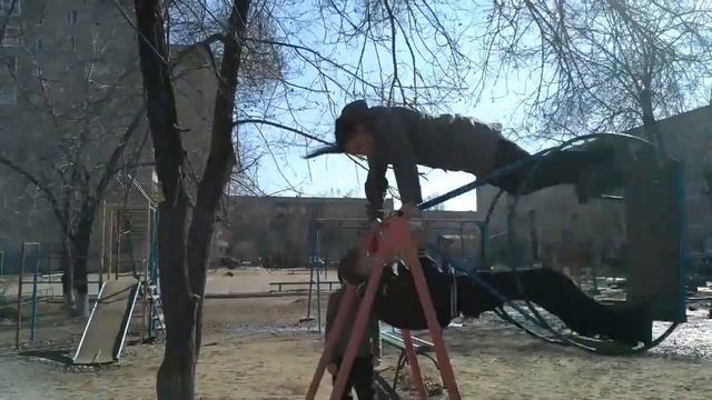 Зависли в воздухе во время солнышка на качели!!! смотреть онлайн