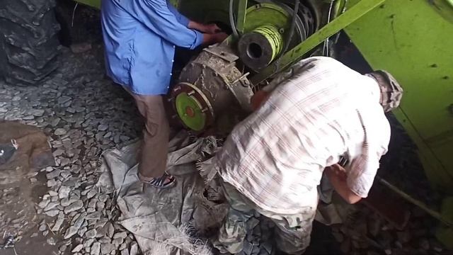 Знімаємо варіатор коробки передач Claas Mercator 70 смотреть онлайн