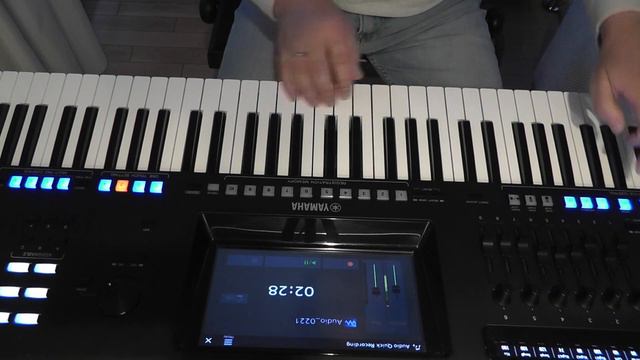 Drupi " Piccola e Fragile " cover 2023 Jarek M & Yamaha Genos смотреть онлайн