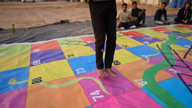 सांप सीडी गेम - Loser Will Eat Jolo Chips - Snakes And Ladders Challenge смотреть онлайн