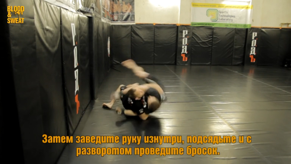 Бросок через грудь (полусуплекс) от сетки. Lateral drop from the fence. смотреть онлайн