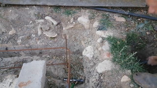 Дом своими руками.Прокладка труб водопровода своими руками в фундаменте деревенского каменного дома смотреть онлайн