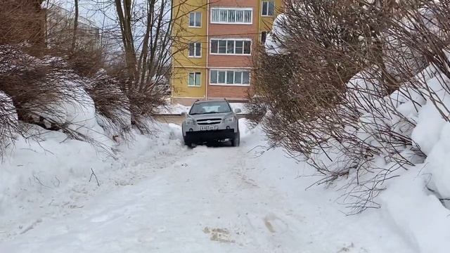 Chevrolet Captiva: проходимость , заснеженная дорога,горка. смотреть онлайн